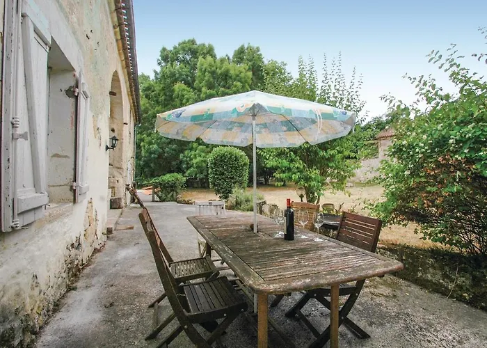 4 Bedroom Beautiful In St Germain Saint-Germain-de-la-Rivière