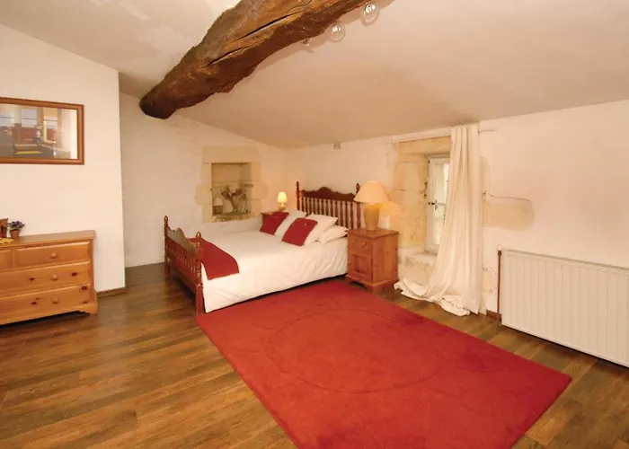 4 Bedroom Beautiful In St Germain 度假居 Saint-Germain-de-la-Rivière